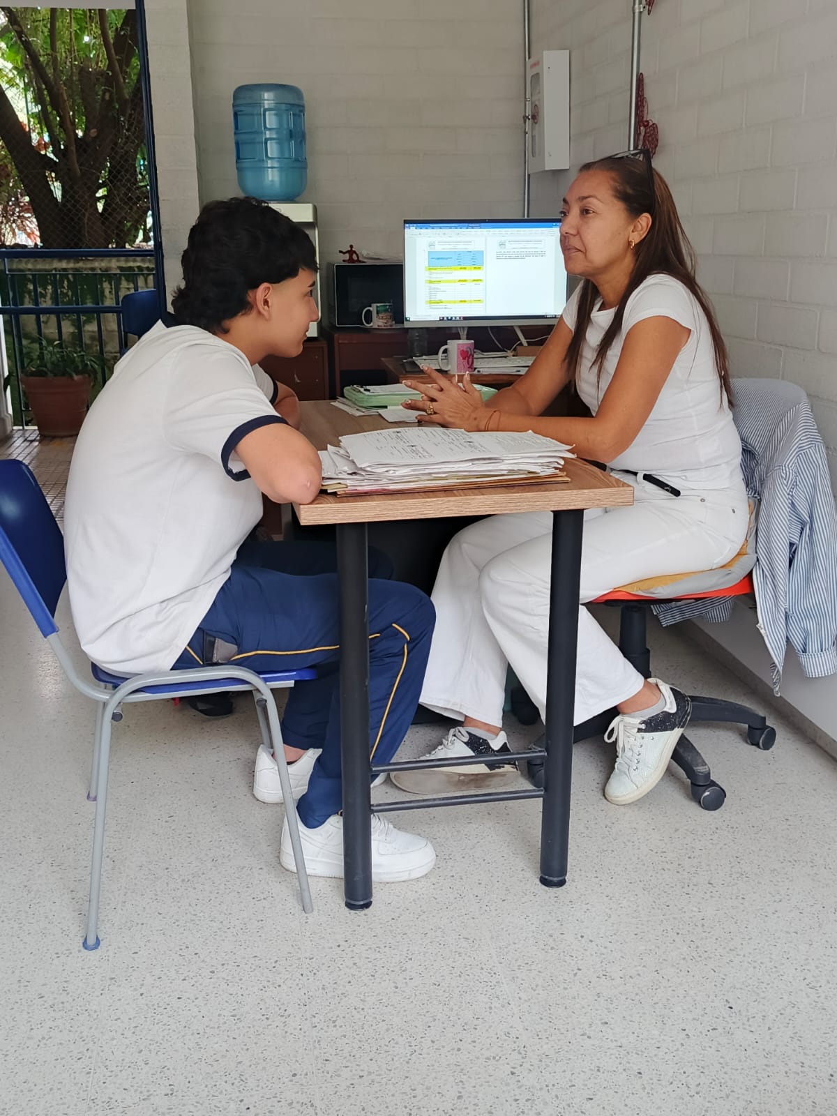 Coordinadora de convivencia en diálogo con estudiantes